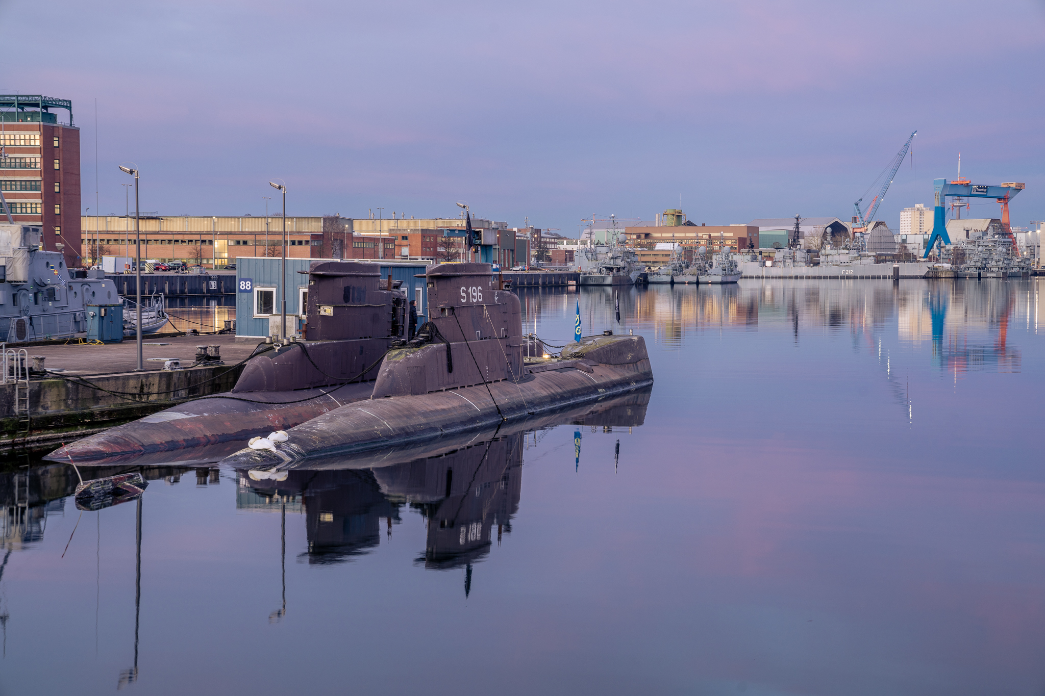 Am 4. April 2023 um 7 Uhr morgens lag das U-Boot U17 das letzte Mal im Wasser. Auf dem Gelände der Bundesmarine in Kiel wartete es auf den Schlepper.