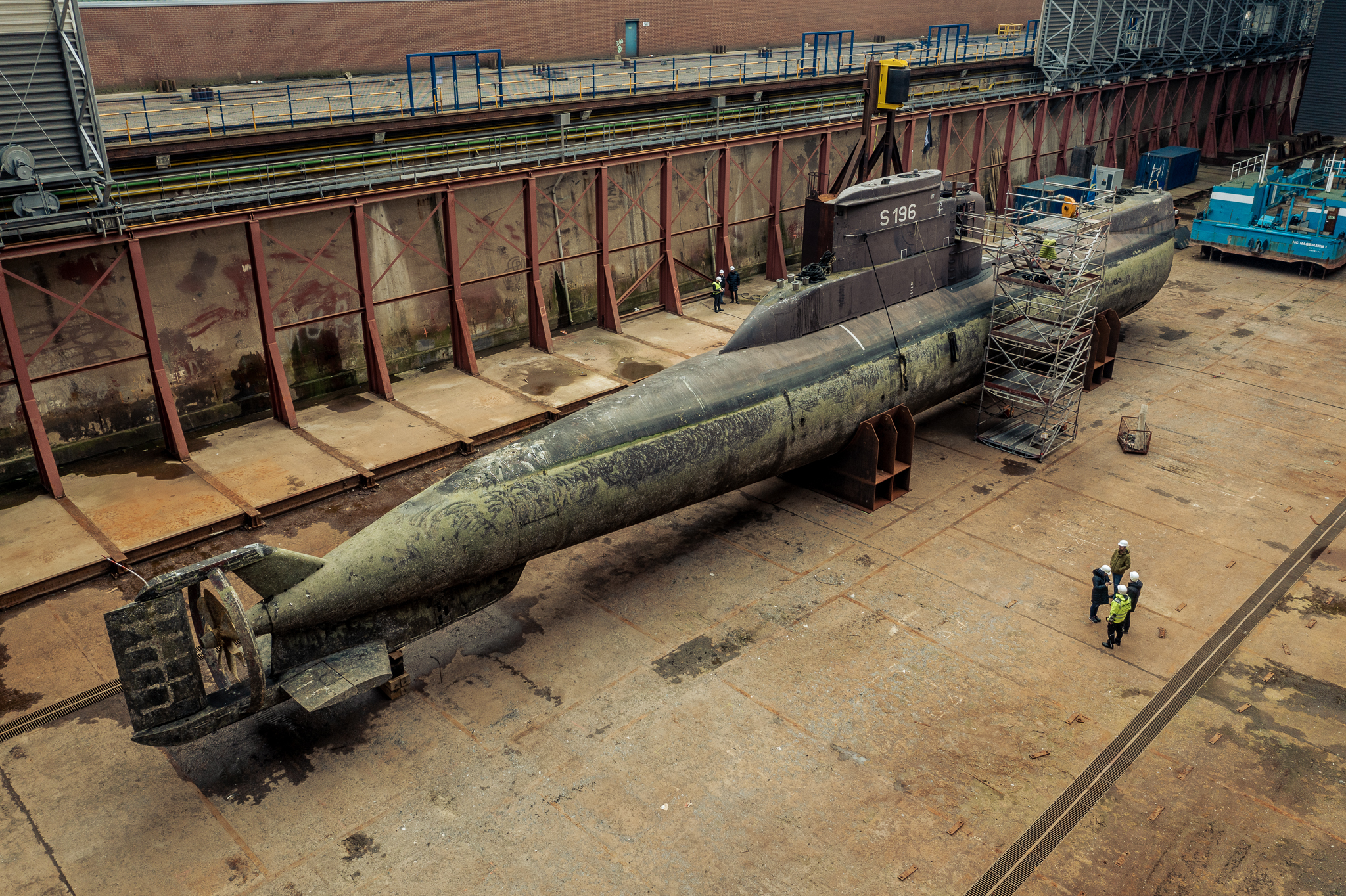 U17 had to be demilitarised and thoroughly cleaned before it could be transported. Algae, mussels and barnacles adorned the belly of our new museum attraction. After all, it had been in the water since it was decommissioned in 2010.